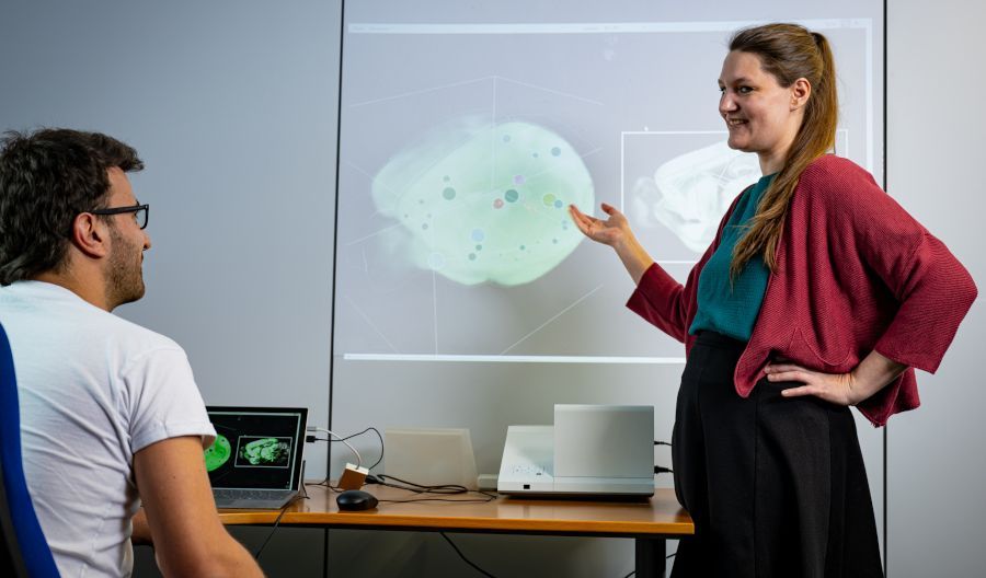 VRVis researcher Sophia Ulonska standing and presenting the neuroscientific application BrainTrawler.